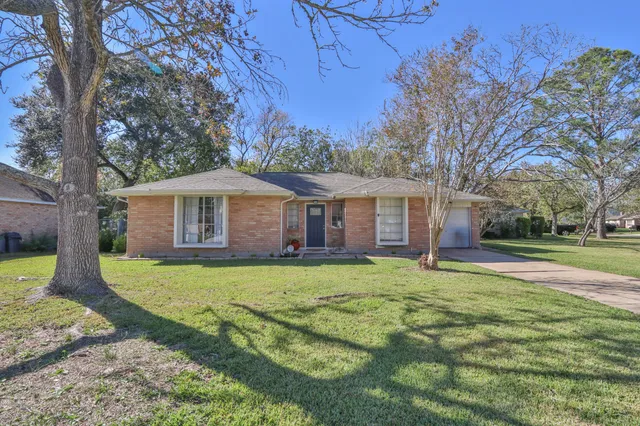 $2,300 | 506 Castlelake Drive, Friendswood, TX 77546