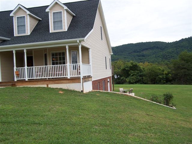160 Thornblade Way Blue Ridge, VA 24064 - Photo 6 of 8 100_2270