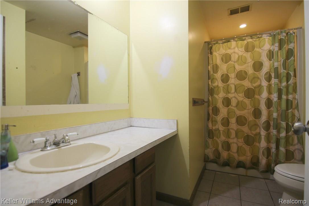 2298 Sexton Road Howell, MI 48843 - Photo 20 of 29 Sexton Rd Basement Full Bath.jpg