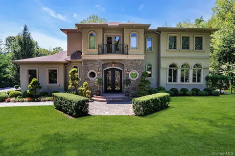 $2,899,000 | 12 Redwood Drive, Dix Hills, NY 11746