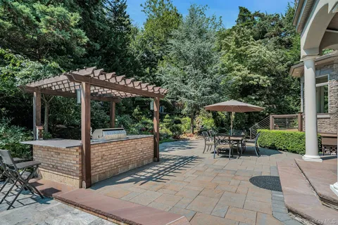 $2,899,000 | 12 Redwood Drive, Dix Hills, NY 11746
