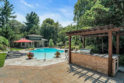 $2,899,000 | 12 Redwood Drive, Dix Hills, NY 11746