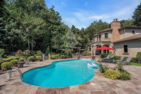 $2,899,000 | 12 Redwood Drive, Dix Hills, NY 11746