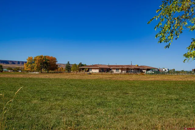 a view of a livingroom with furniture