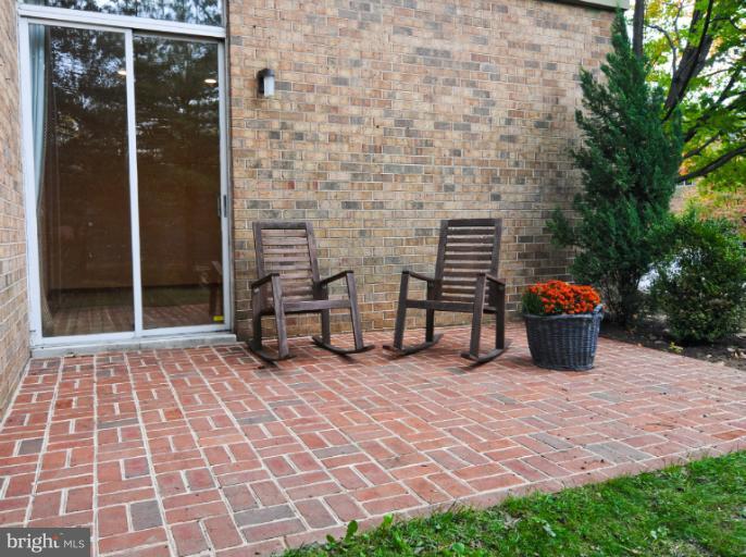 12 Roland Mews, Unit R212 Baltimore, MD 21210 - Photo 19 of 30 Patio - Side