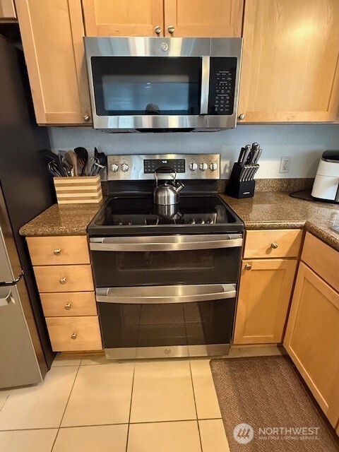 1311 12th Avenue South, Unit D301 Seattle, WA 98144 - Photo 4 of 12 a stove top oven sitting inside of a kitchen