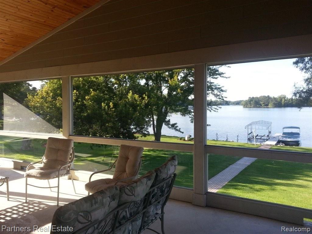 8351 Hilton Road Brighton, MI 48114 - Photo 17 of 33 patio screened area above