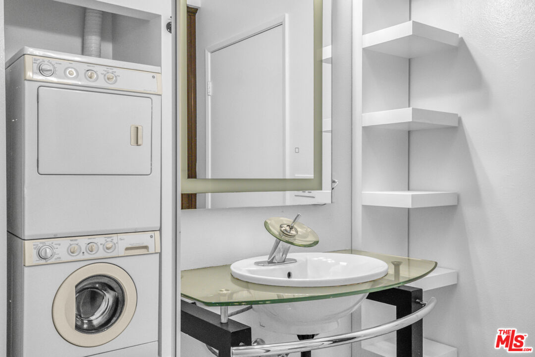 253 South Broadway, Unit 507 Los Angeles, CA 90012 - Photo 12 of 33 a bathroom with a sink and a mirror