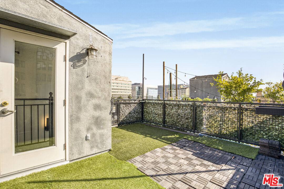 253 South Broadway, Unit 507 Los Angeles, CA 90012 - Photo 25 of 33 a view of a balcony