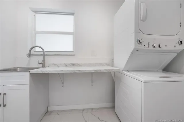 a view of a back yard