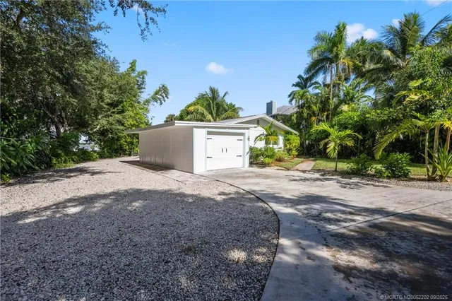 a view of a back yard