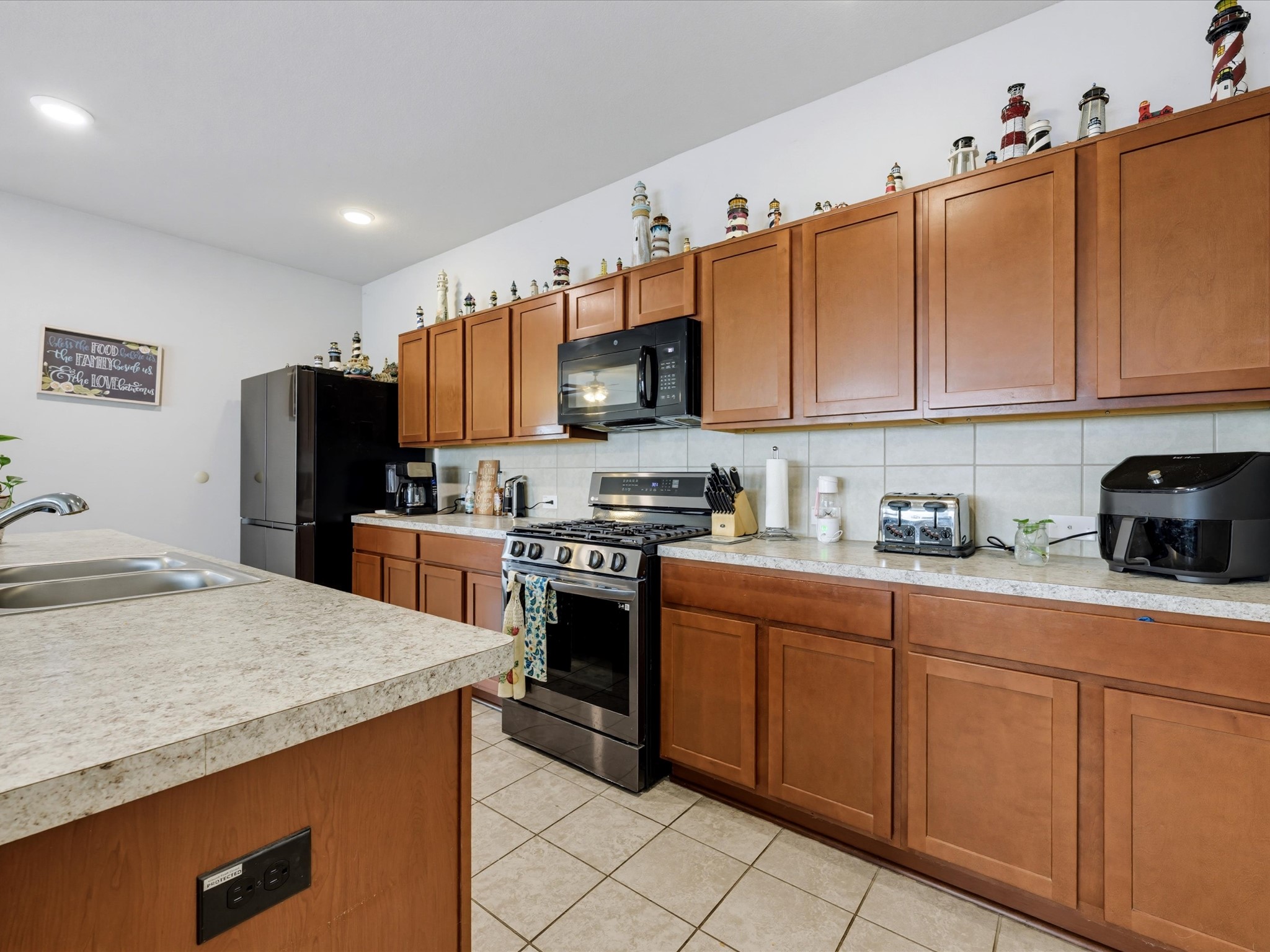 10414 Ritter Run Drive Rosharon, TX 77583 - Photo 12 of 29 Kitchen with lots of cabinets and storage