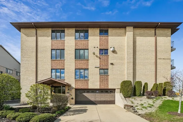 $180,000 | 4500 West 93rd Street, Unit 1D, Oak Lawn, IL 60453