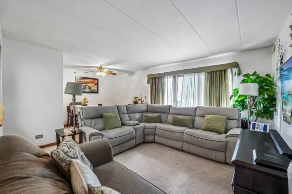 $180,000 | 4500 West 93rd Street, Unit 1D, Oak Lawn, IL 60453