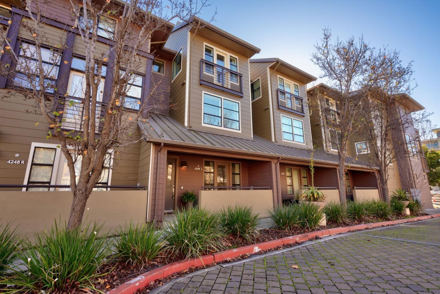 4248 Rickeys Way, Unit S Palo Alto, CA 94306 - Photo 41 of 42 a front view of a multi story building with yard