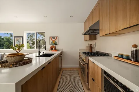 $1,675,000 | 3950 Franklin Avenue, Los Angeles, CA 90027