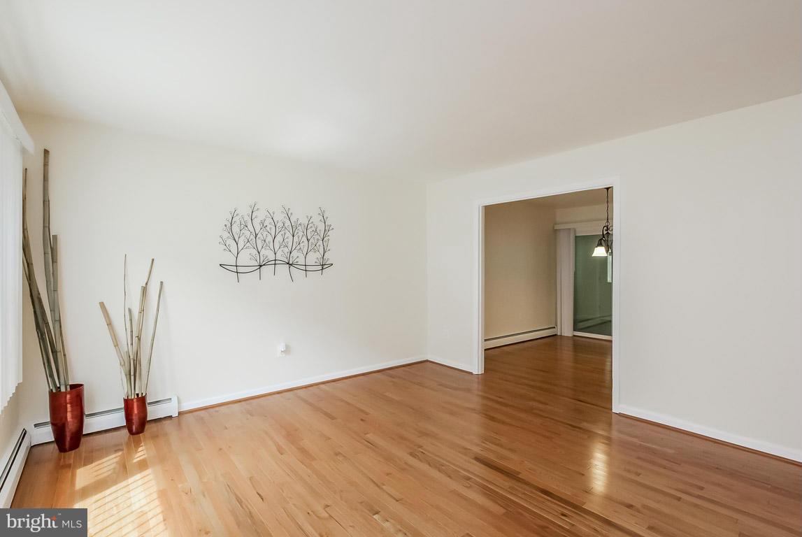 13809 Gilbert Road Woodbridge, VA 22193 - Photo 8 of 30 Living Room