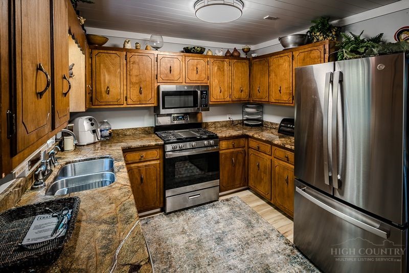 136 Hornbeam Road Beech Mountain, NC 28604 - Photo 8 of 37