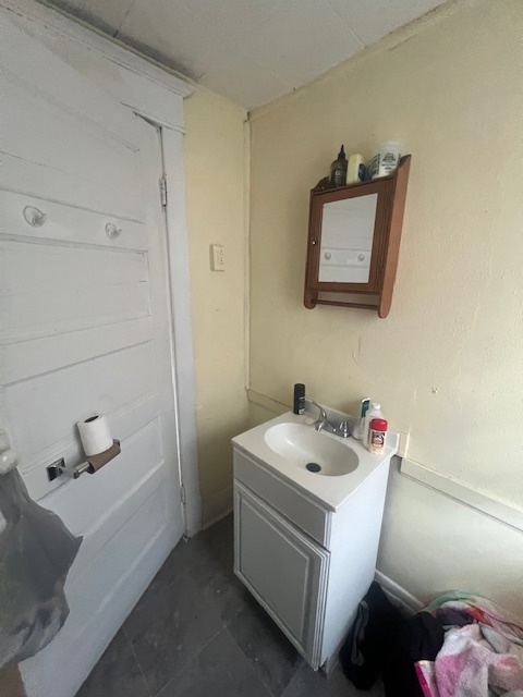 312 North 5th Avenue Kankakee, IL 60901 - Photo 14 of 22 a bathroom with a sink and a bathtub