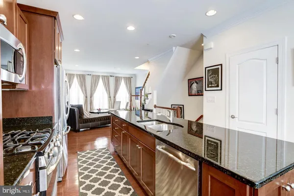 $4,800 | 412 North Thomas Street, Arlington, VA 22203