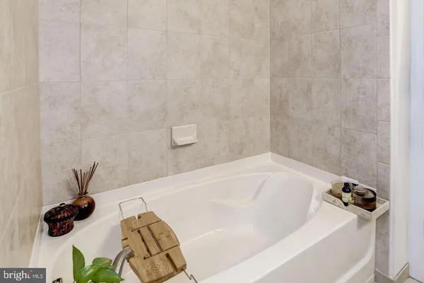 $4,800 | 412 North Thomas Street, Arlington, VA 22203