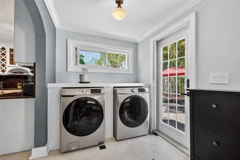 a view of livingroom with washer and dryer