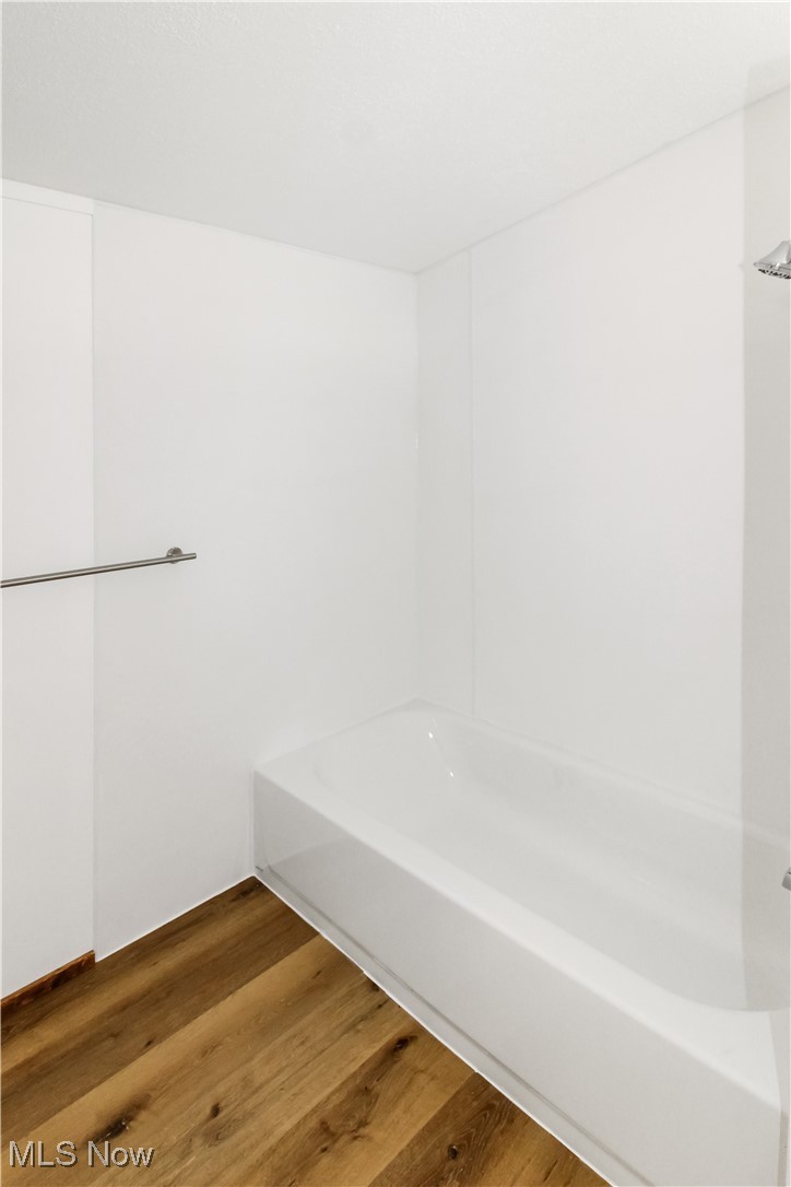 265 Meachem Road, Unit 41 Port Clinton, OH 43452 - Photo 4 of 33 Full bath featuring wood finished floors
