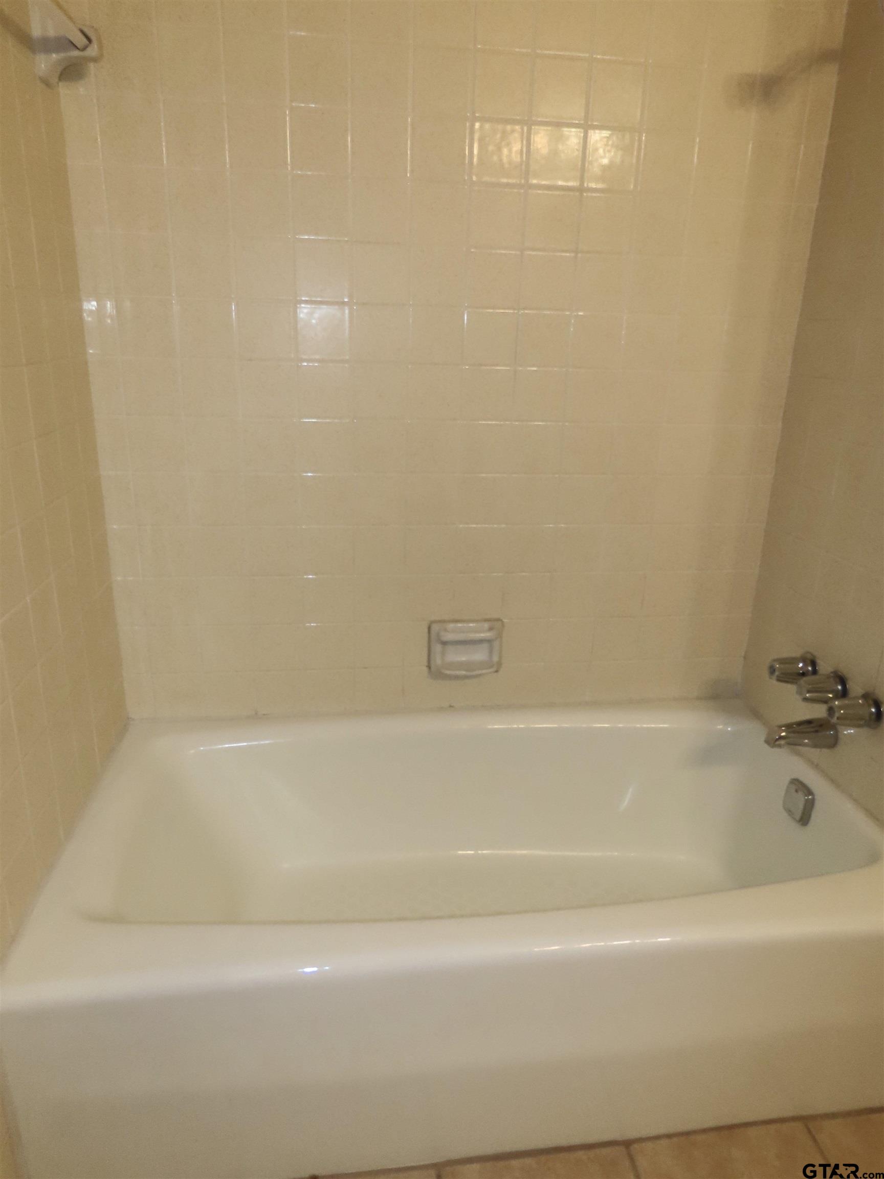 402 Muller Garden Road Tyler, TX 75703 - Photo 27 of 33 a bathroom with a bathtub