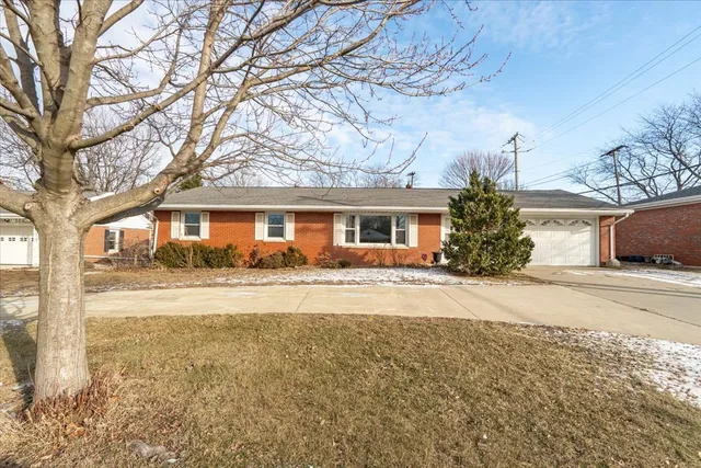 $215,000 | 226 Fairway Drive, Bloomington, IL 61701