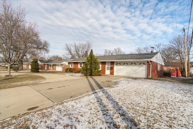 $215,000 | 226 Fairway Drive, Bloomington, IL 61701