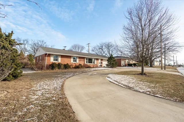 $215,000 | 226 Fairway Drive, Bloomington, IL 61701