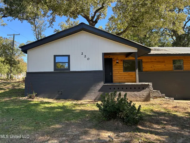 $129,000 | 220 North James Avenue, McComb, MS 39648