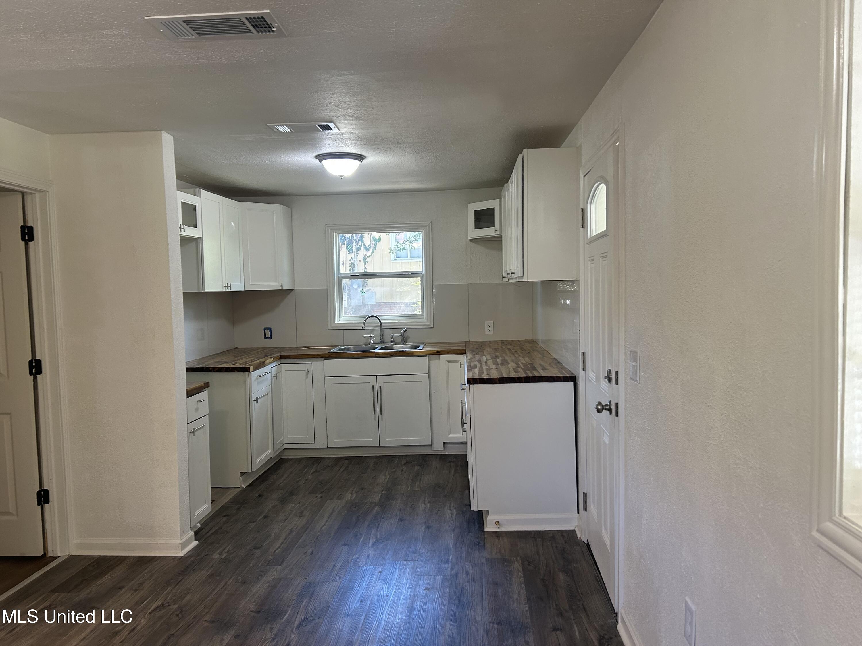 220 North James Avenue McComb, MS 39648 - Photo 16 of 40 IMG_6946