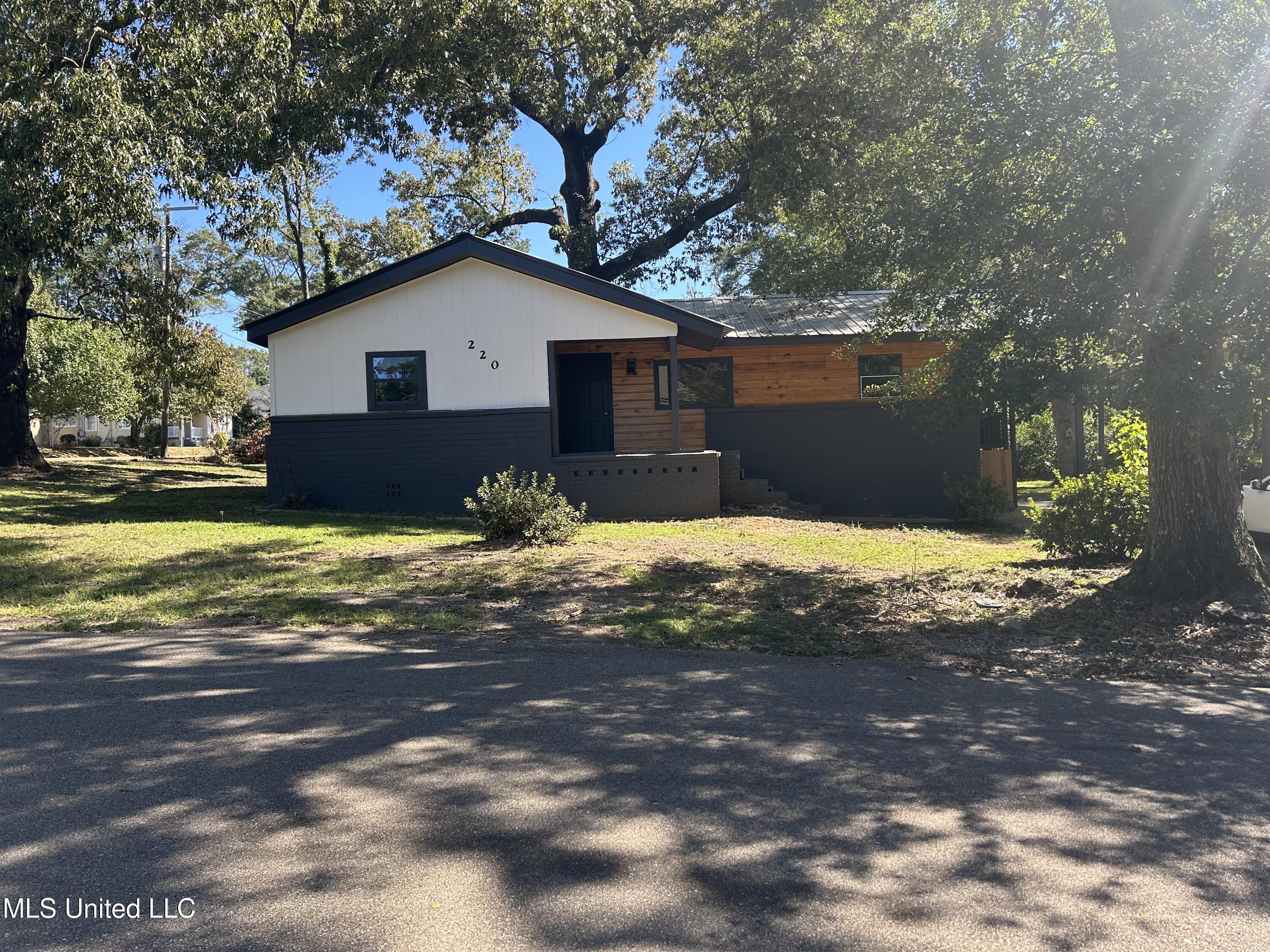 220 North James Avenue McComb, MS 39648 - Photo 5 of 40 IMG_6966