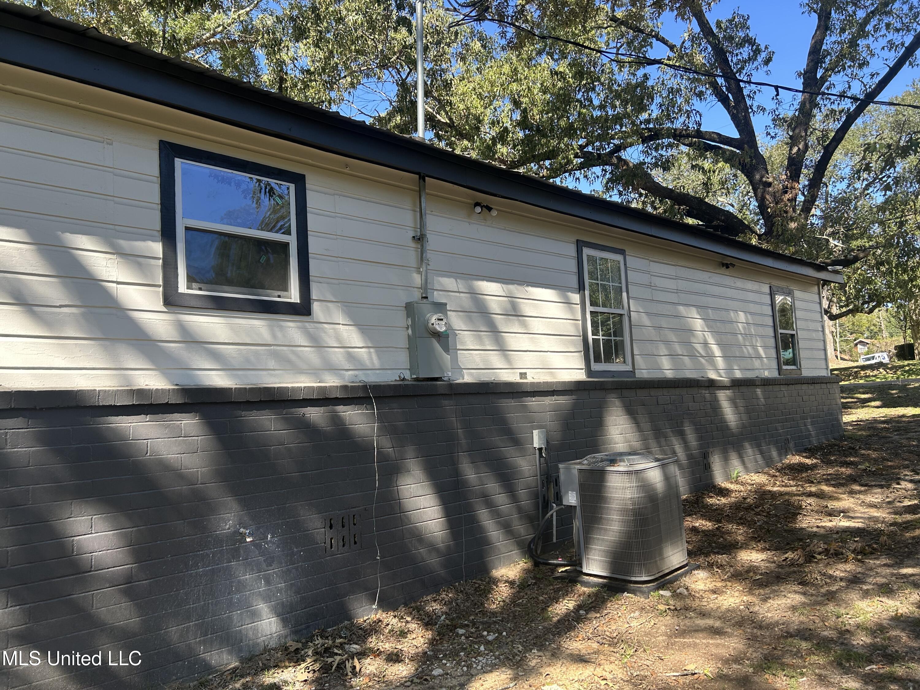 220 North James Avenue McComb, MS 39648 - Photo 8 of 40 IMG_6955