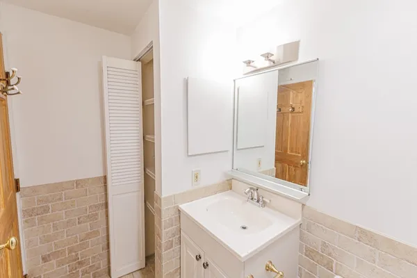 $3,350 | 96 Gainsborough Street, Unit 206W, Boston, MA 02115