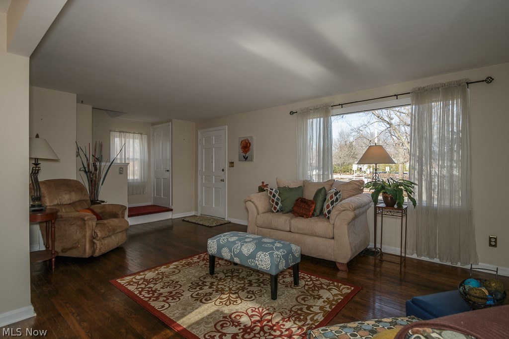 4502 Laurel Road Cleveland, OH 44121 - Photo 4 of 31