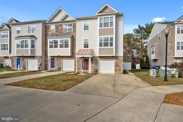 $2,800 | 592 Burr Oak Court, Prince Frederick, MD 20678