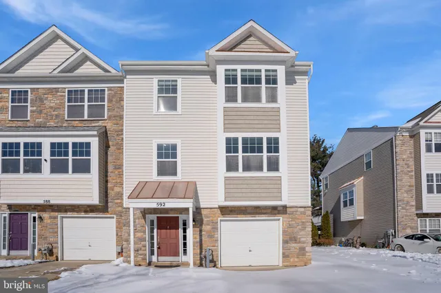 $2,800 | 592 Burr Oak Court, Prince Frederick, MD 20678