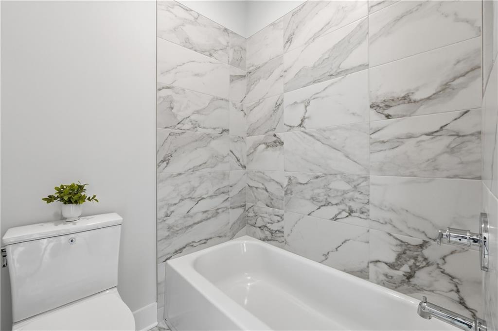 157 Palisade Drive Rydal, GA 30171 - Photo 39 of 67 a bathroom with a bathtub and toilet