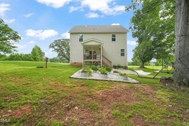 a view of a house with backyard