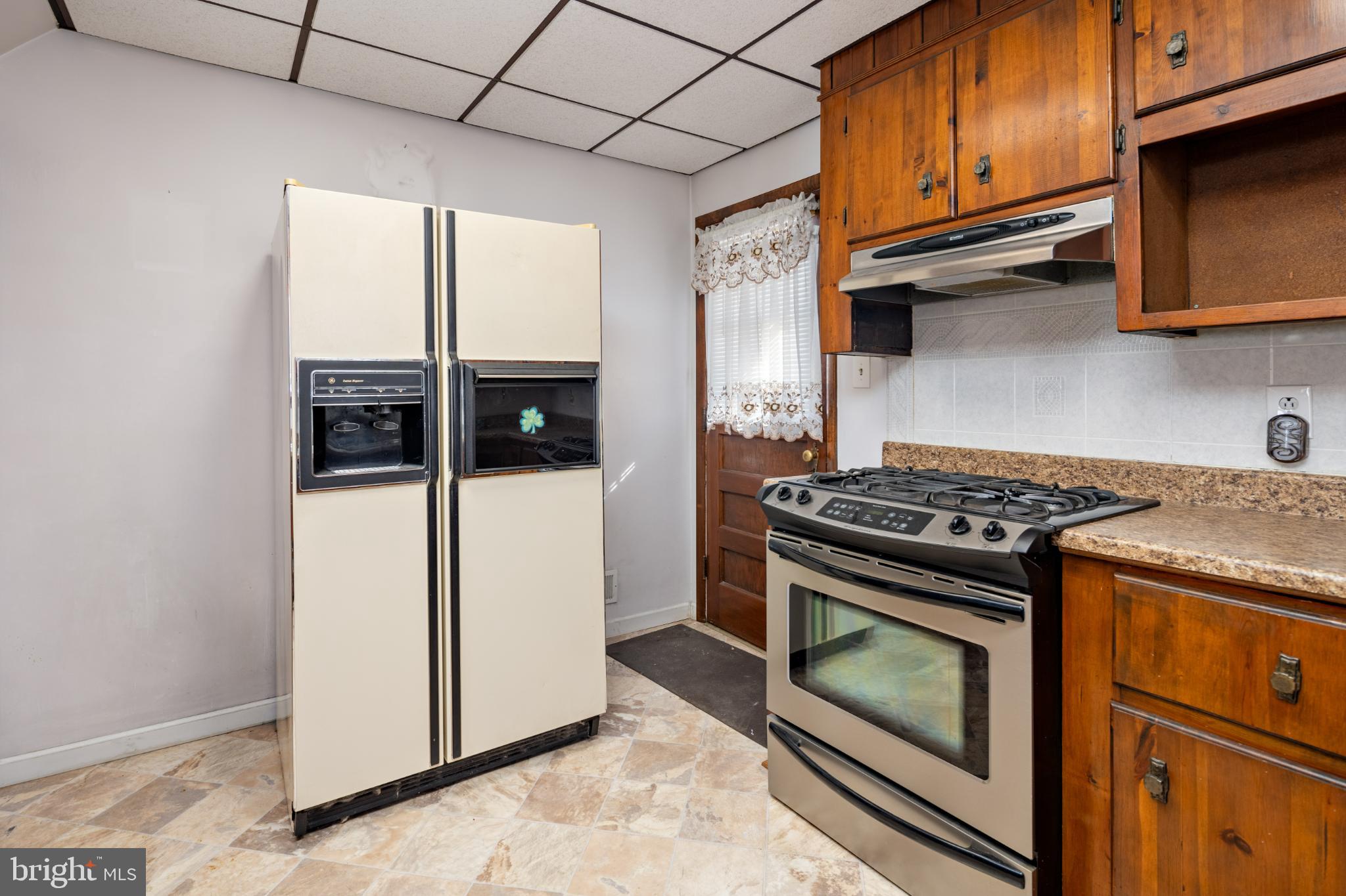 6627 Bushey Street Baltimore, MD 21224 - Photo 11 of 33 Charming kitchen with classic appliances.