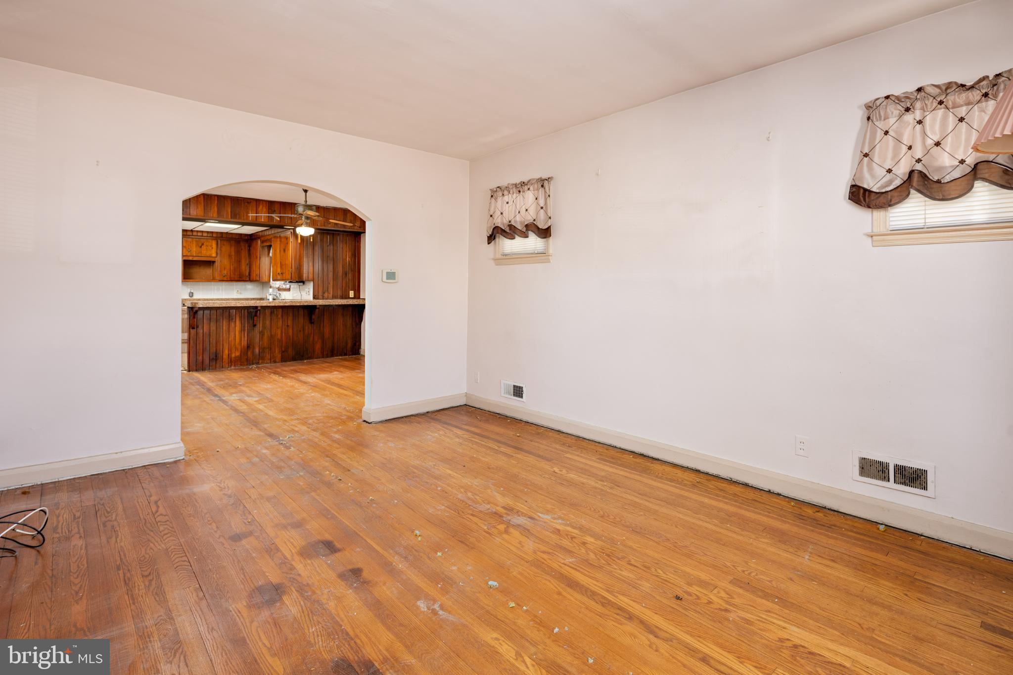 6627 Bushey Street Baltimore, MD 21224 - Photo 5 of 33 Spacious room with charming archway.