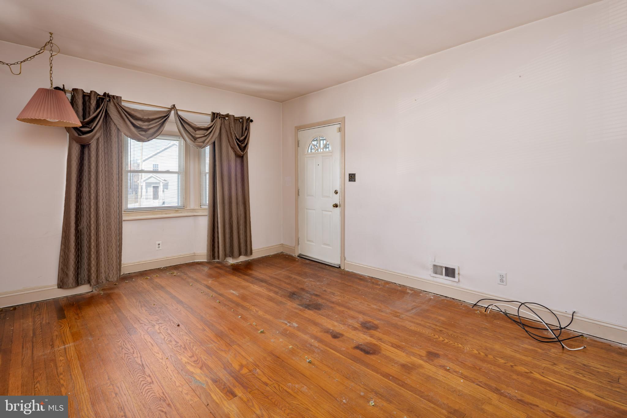 6627 Bushey Street Baltimore, MD 21224 - Photo 6 of 33 Spacious room with natural light and charm.