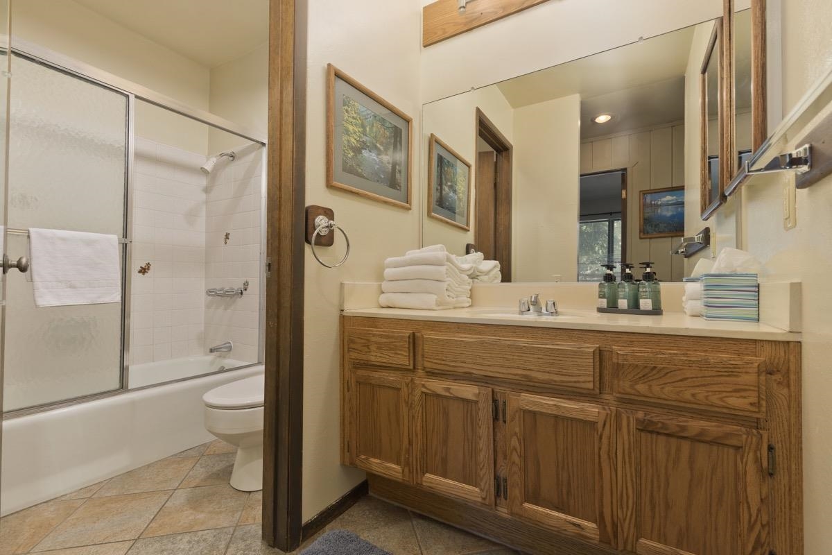 244 Lakeview Boulevard, Unit 149 Mammoth Lakes, CA 93546 - Photo 11 of 29 Full bath featuring vanity and bath / shower combo with glass door