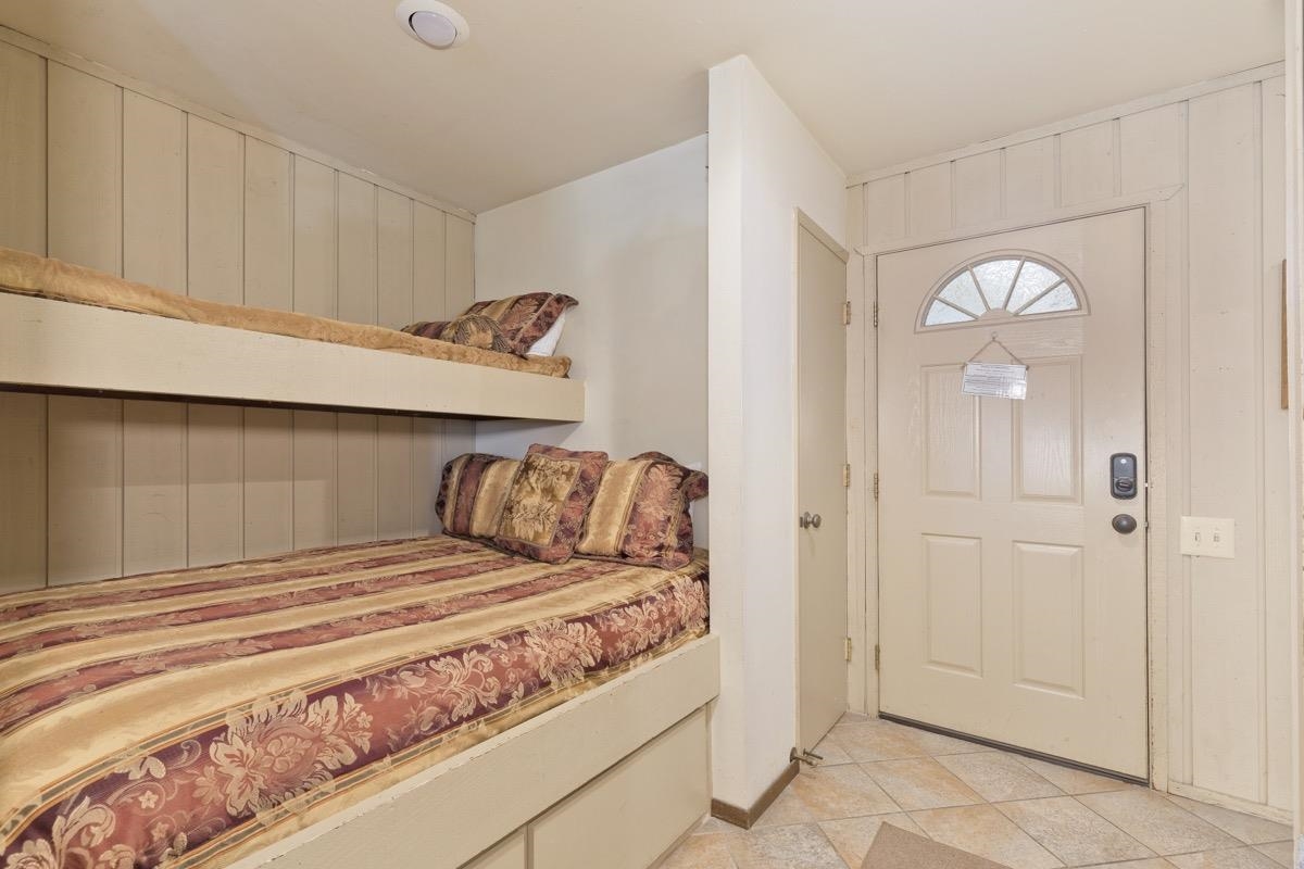 244 Lakeview Boulevard, Unit 149 Mammoth Lakes, CA 93546 - Photo 12 of 29 Foyer entrance featuring light tile patterned floors