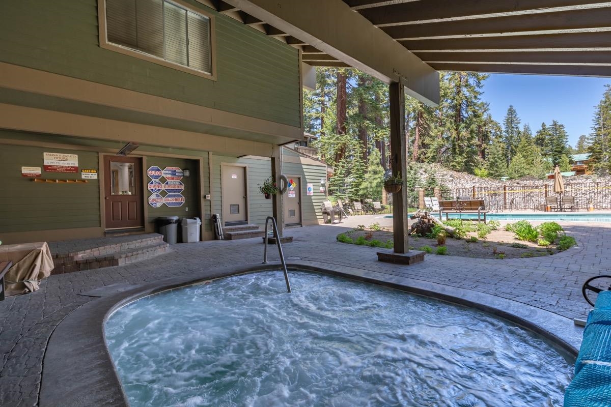 244 Lakeview Boulevard, Unit 149 Mammoth Lakes, CA 93546 - Photo 28 of 29 Community pool with a community hot tub