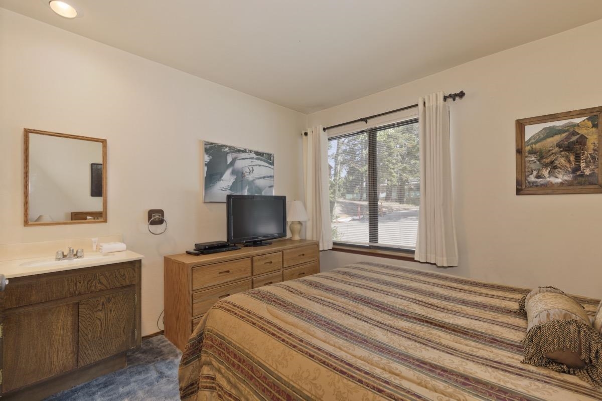 244 Lakeview Boulevard, Unit 149 Mammoth Lakes, CA 93546 - Photo 7 of 29 Bedroom with a sink