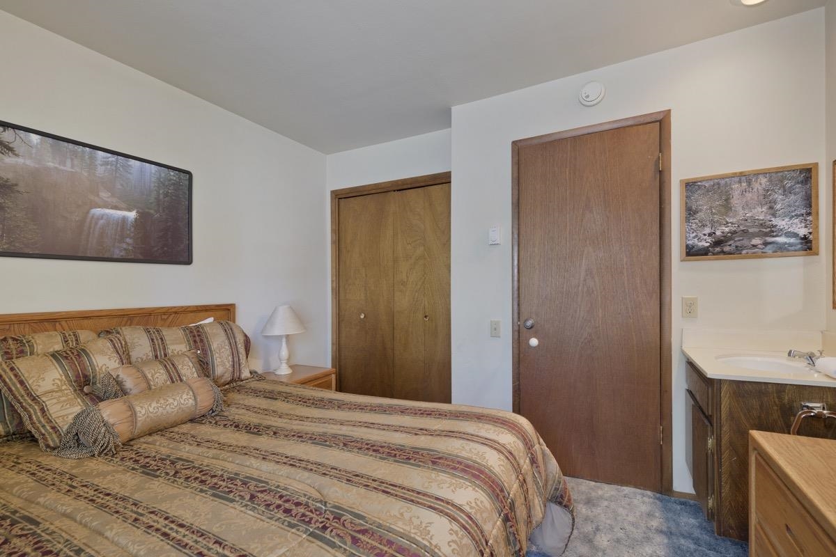 244 Lakeview Boulevard, Unit 149 Mammoth Lakes, CA 93546 - Photo 8 of 29 Bedroom featuring a closet and carpet floors