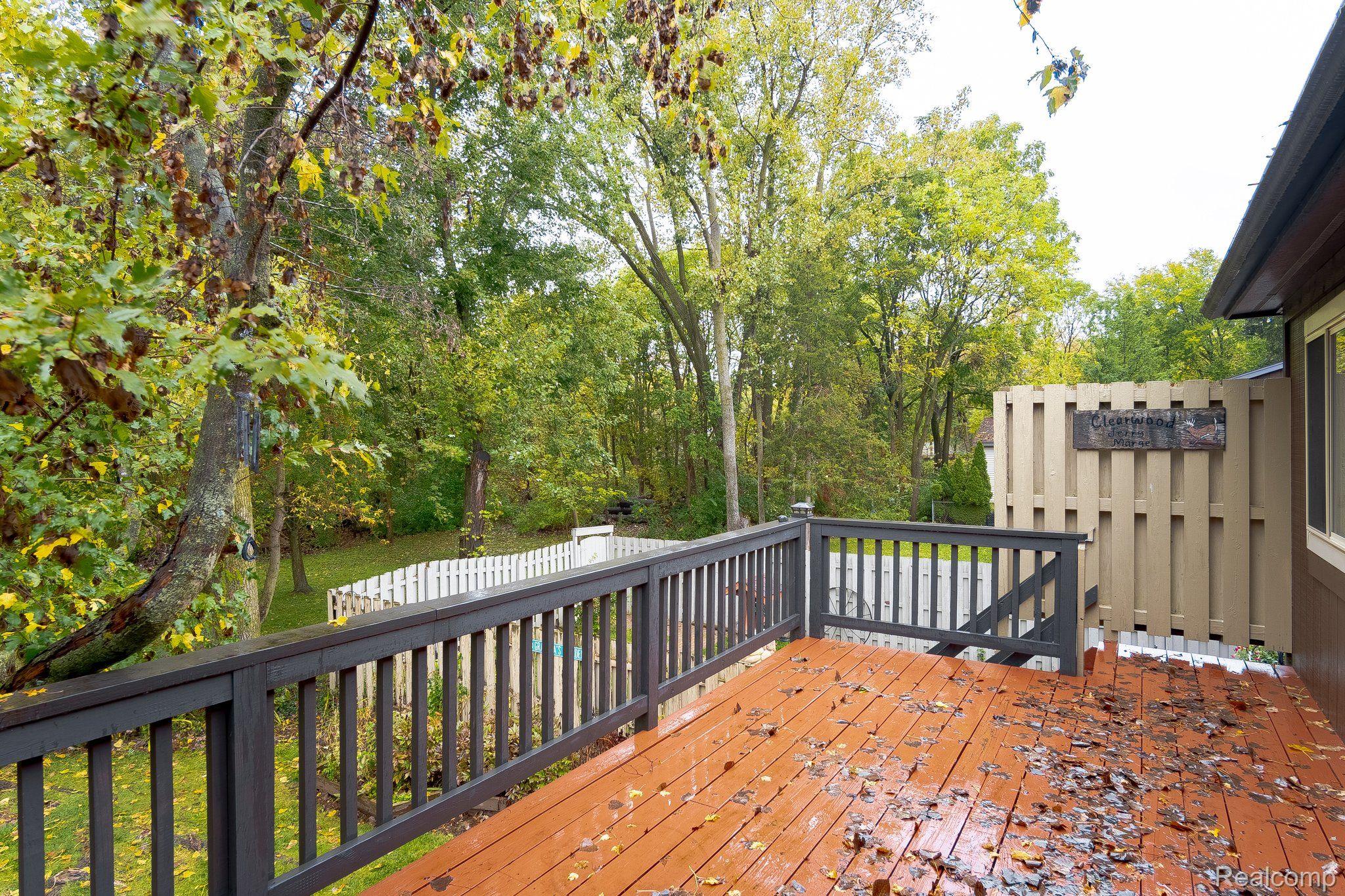 205 George Street Flushing, MI 48433 - Photo 39 of 40 Upper deck with stairs to yard and lower deck